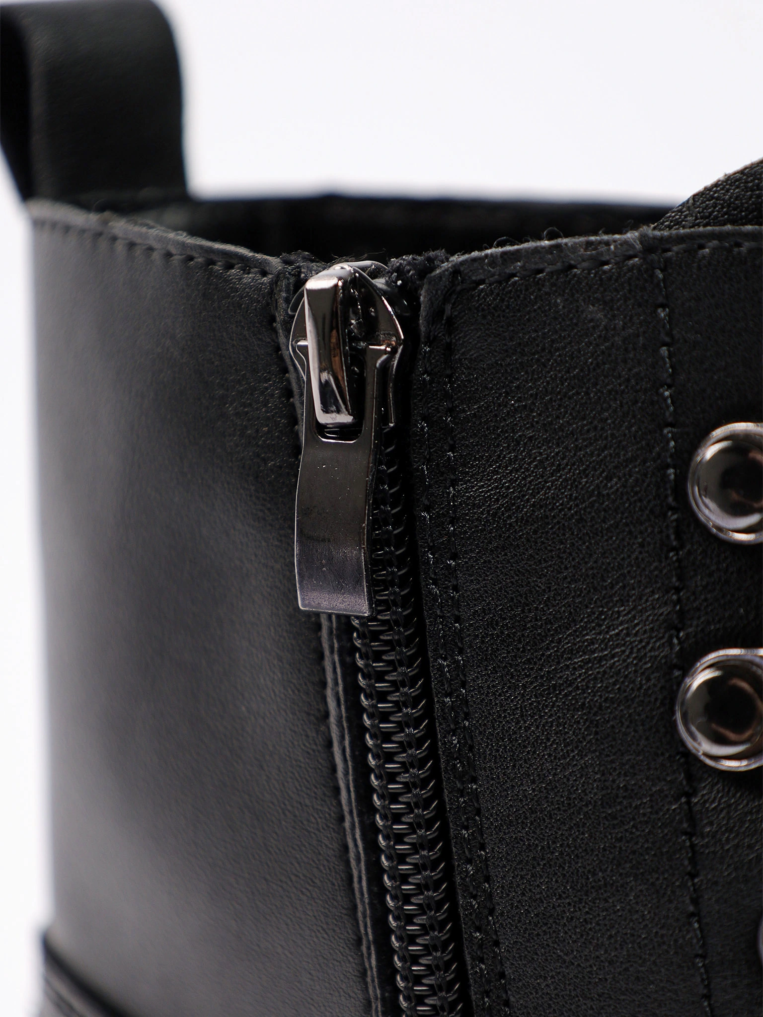 Ботинки-дерби черного цвета из натуральной кожи